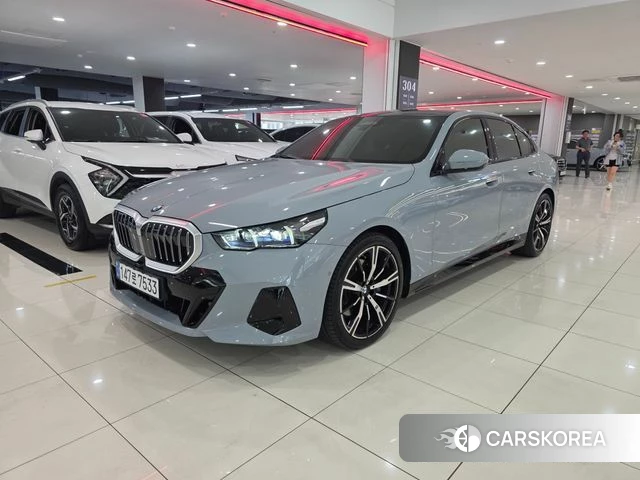 BMW 5 Series (G60) 2025 Серебристо-серый из Кореи