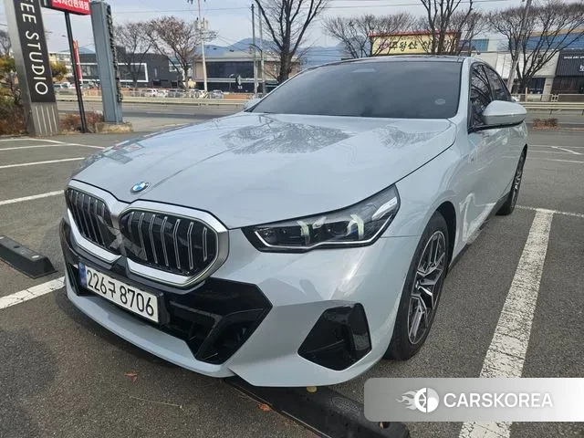 BMW 5 Series (G60) 2024 Небесно-голубой из Кореи