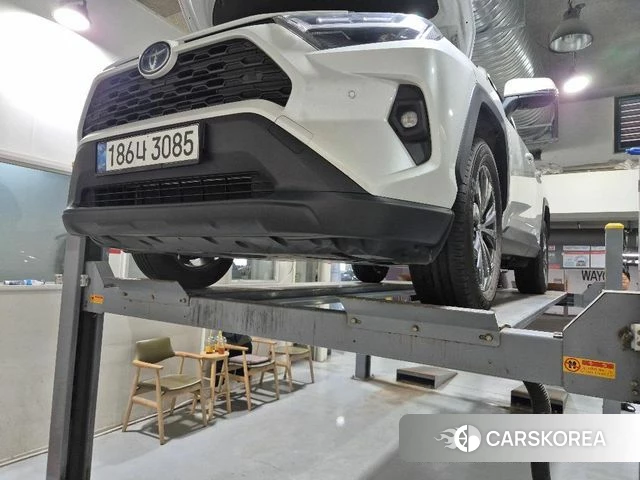 Toyota RAV4 5th Generation 2024 Белый из Кореи