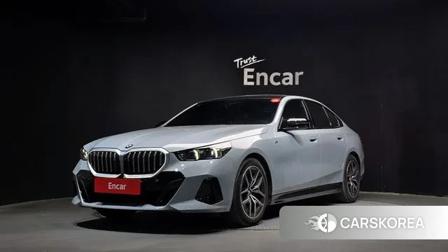 BMW 5 Series (G60) 2024 Небесно-голубой из Кореи