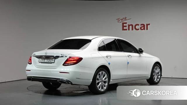 Mercedes-Benz E-Class W213 2018 Белый из Кореи