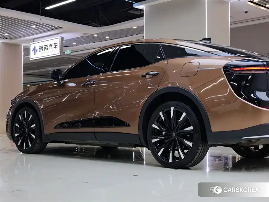 Toyota Crown SportCross 2024 Champagne/brown из Китая