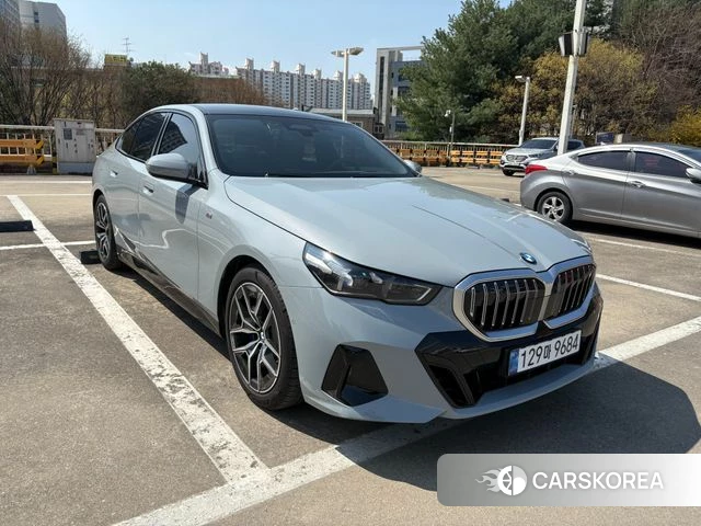 BMW 5 Series (G60) 2025 Небесно-голубой из Кореи