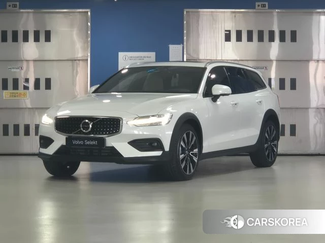 Volvo V60 Cross-Country 2nd Generation 2025 Белый из Кореи