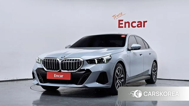 BMW 5 Series (G60) 2024 Светло-серебряный цвет из Кореи