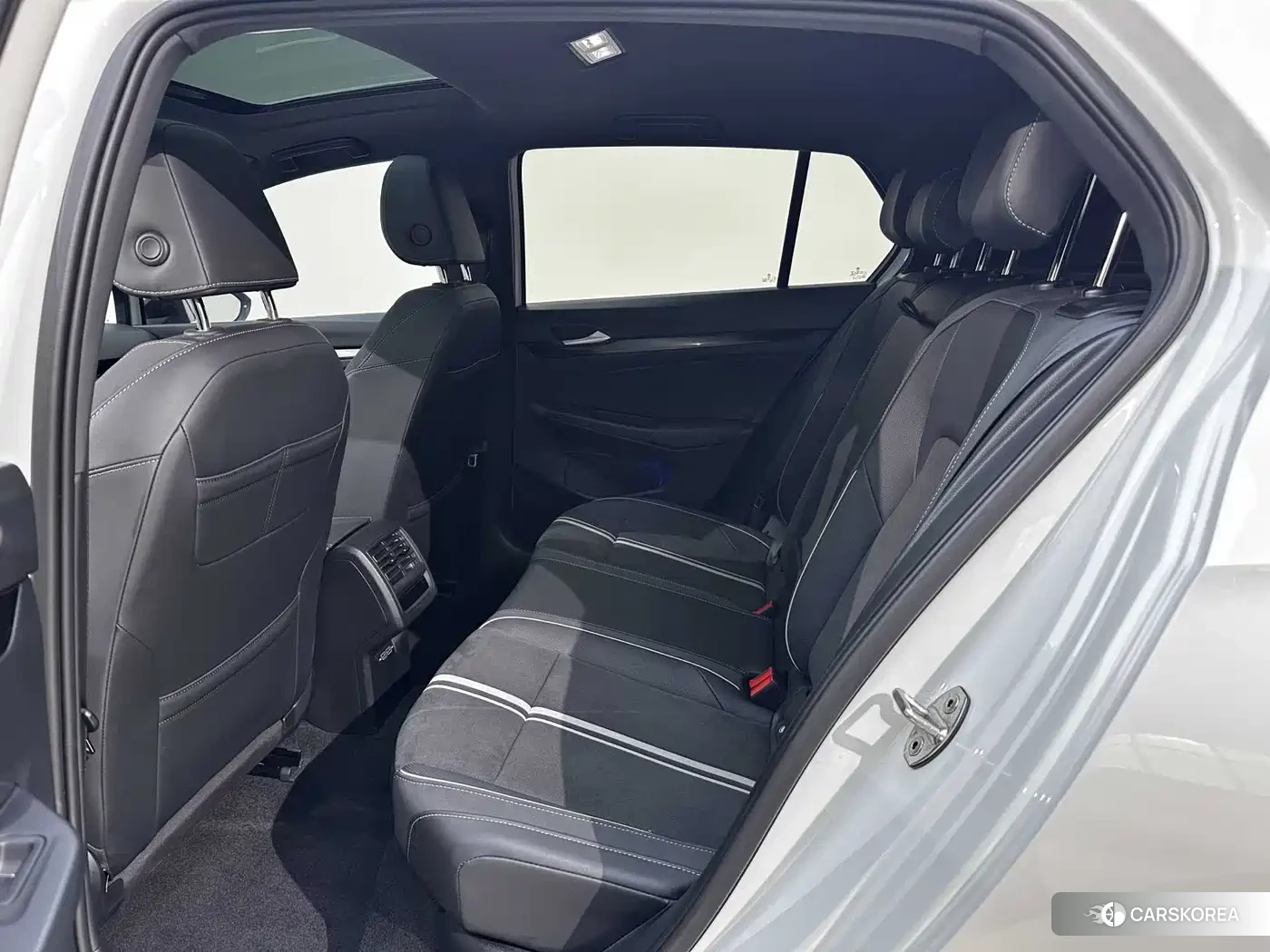 Volkswagen Golf 2022 Белый из Китая, фото 2