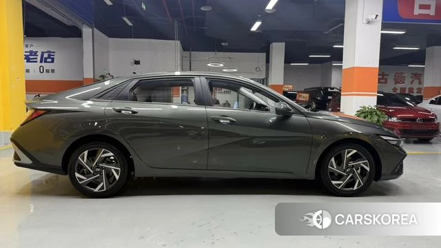 Hyundai Elantra 2024 Темно-серый из Китая