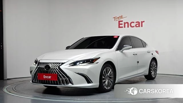 Lexus ES300h 7th generation 2025 Белый из Кореи