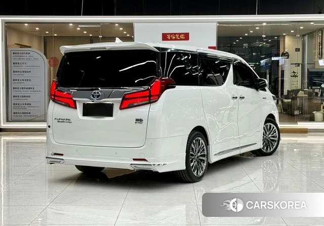 Toyota Elfa 2022 Белый из Китая