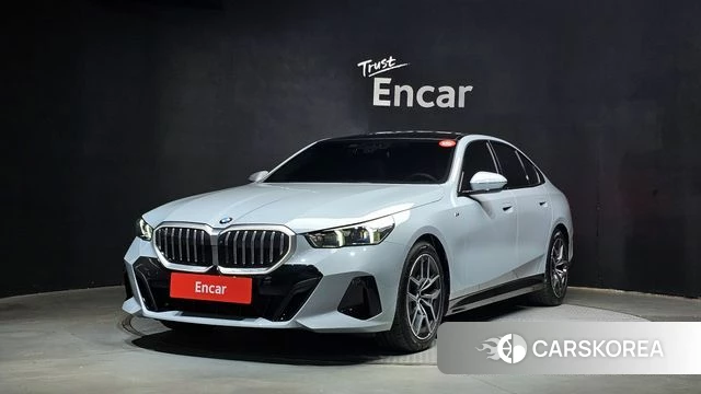 BMW 5 Series (G60) 2025 Светло-серебряный цвет из Кореи