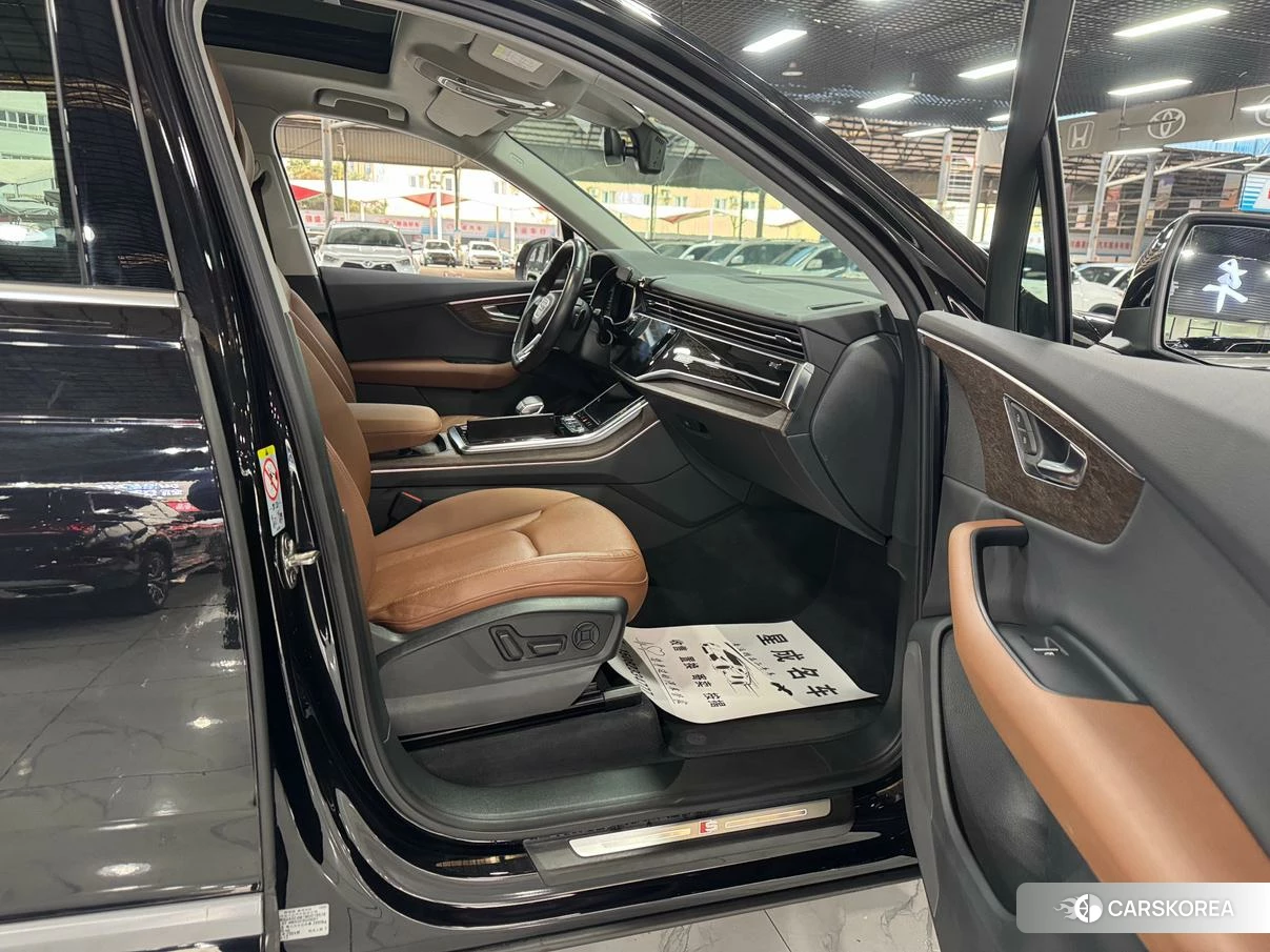 Audi Q7 2020 Черный из Китая