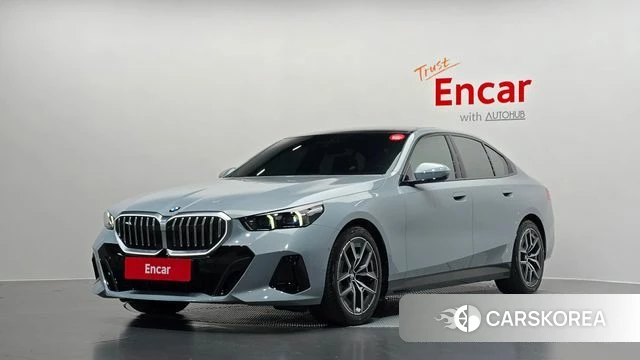 BMW 5 Series (G60) 2026 Светло-серебряный цвет из Кореи