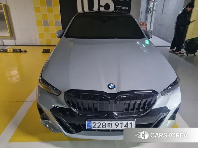 BMW 5 Series (G60) 2024 Серебристо-серый из Кореи