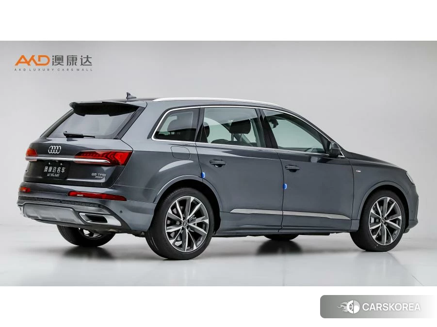 Audi Q7 2021 Темно-серый из Китая