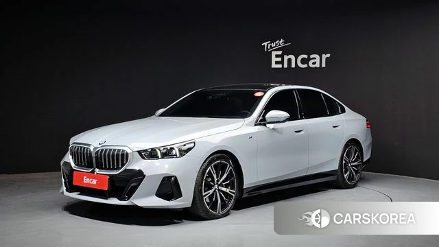 BMW 5 Series (G60) 2025 Серебристо-серый из Кореи