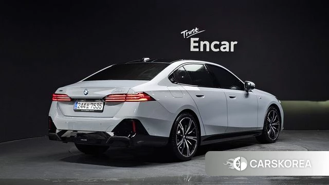 BMW 5 Series (G60) 2025 Серебристо-серый из Кореи