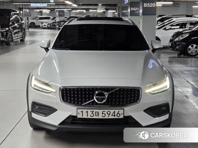Volvo V60 Cross-Country 2nd Generation 2019 Белый из Кореи