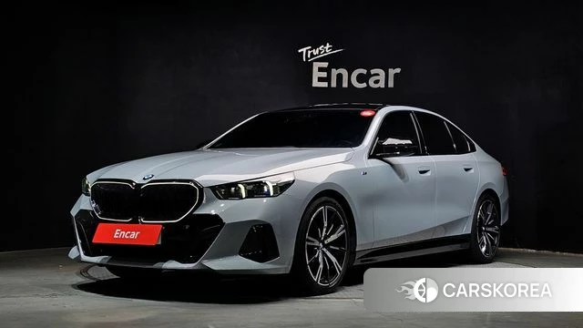 BMW 5 Series (G60) 2023 Светло-серебряный цвет из Кореи