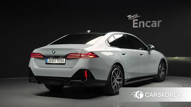 BMW 5 Series (G60) 2026 Светло-серебряный цвет из Кореи