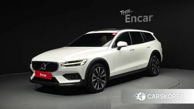 Volvo V60 Cross-Country 2nd Generation 2021 Белый из Кореи