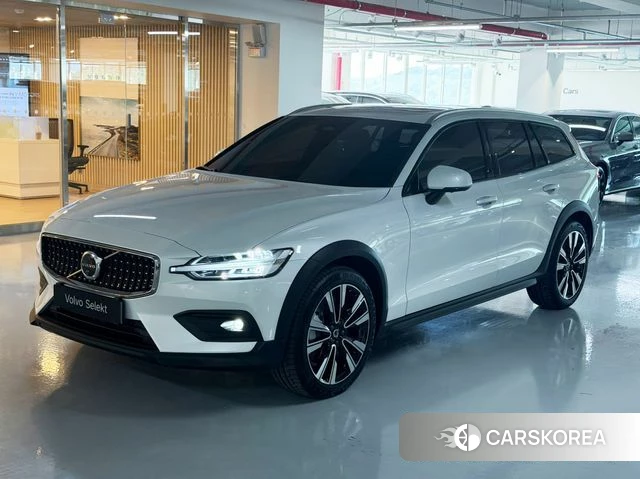 Volvo V60 Cross-Country 2nd Generation 2025 Белый из Кореи
