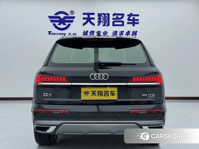 Audi Q7 2021 Черный из Китая