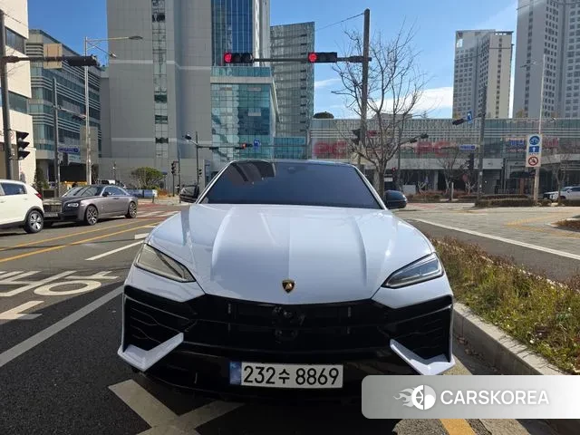 Lamborghini Urus 2025 Светло-серебряный цвет из Кореи