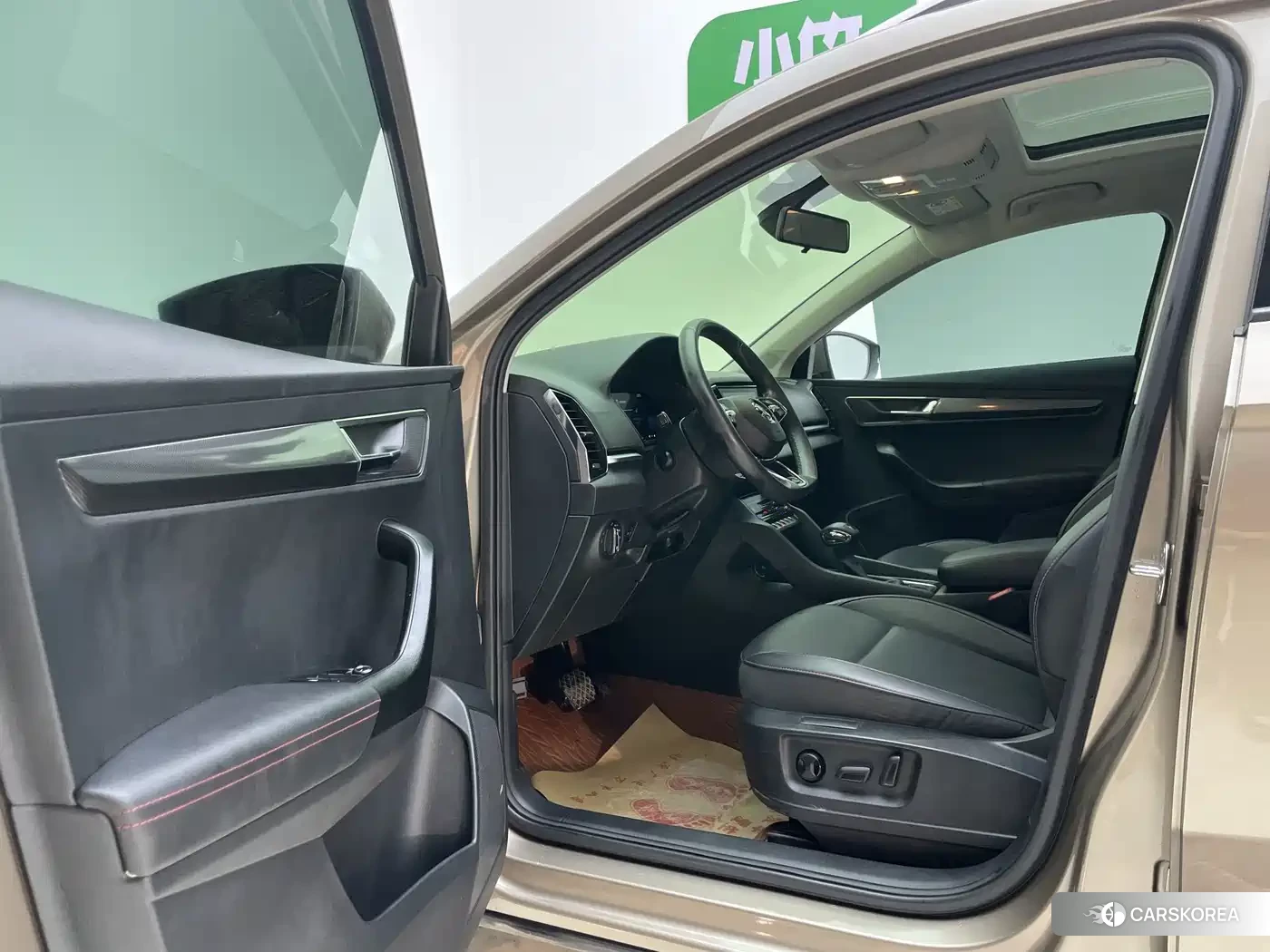 Skoda Karoq 2023 Champagne/brown из Китая