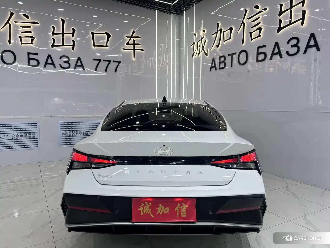 Hyundai Elantra 2023 Белый из Китая