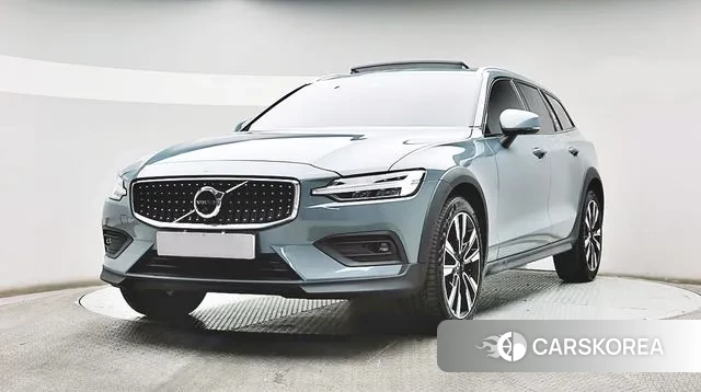 Volvo V60 Cross-Country 2nd Generation 2023 Серый из Кореи