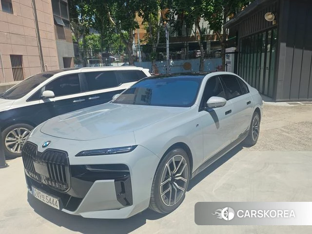 BMW 7 Series (G70) 2023 Серебристо-серый из Кореи