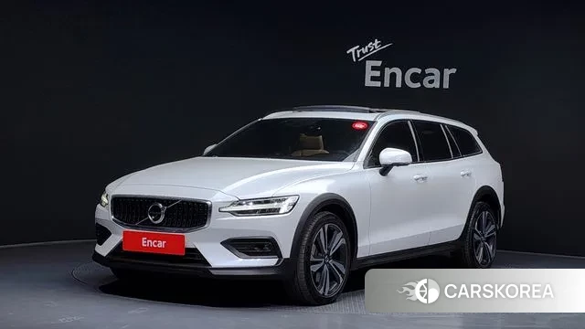 Volvo V60 Cross-Country 2nd Generation 2021 Белый из Кореи
