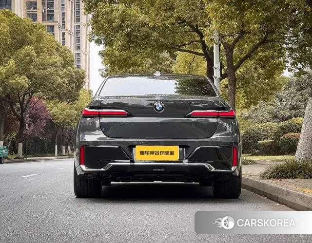 BMW 7 series 2023 Темно-серый из Китая