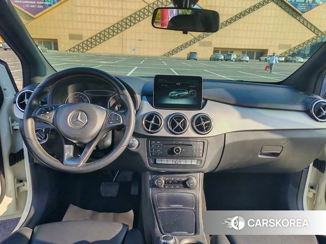 Mercedes-Benz Class B 2018 Белый из Китая