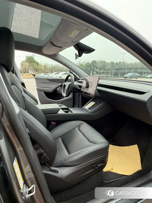 Tesla Model Y 2025 Серебристо-серый из Китая