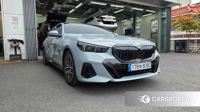 BMW 5 Series (G60) 2025 Цвет галактики из Кореи