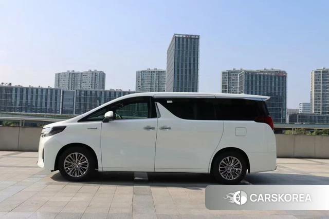 Toyota Elfa 2022 Белый из Китая