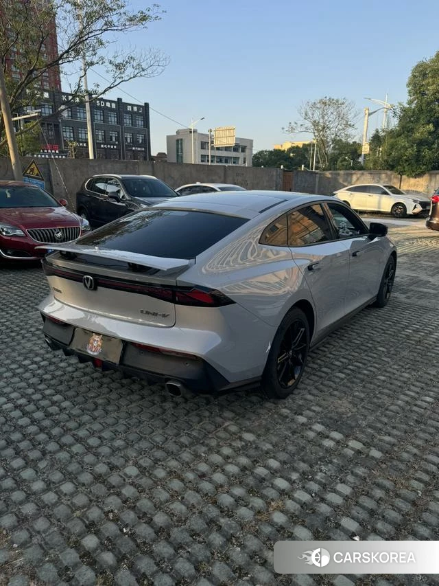 Chang'an UNI-V 2022 Серебристо-серый из Китая