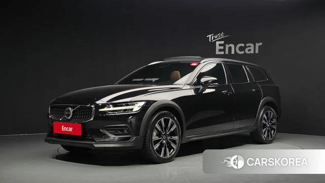 Volvo V60 Cross-Country 2nd Generation 2023 Черный из Кореи