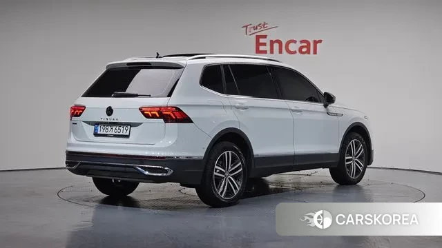 Volkswagen Tiguan Allspace 2024 Белый из Кореи