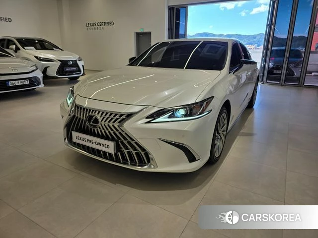 Lexus ES300h 7th generation 2025 Белый из Кореи