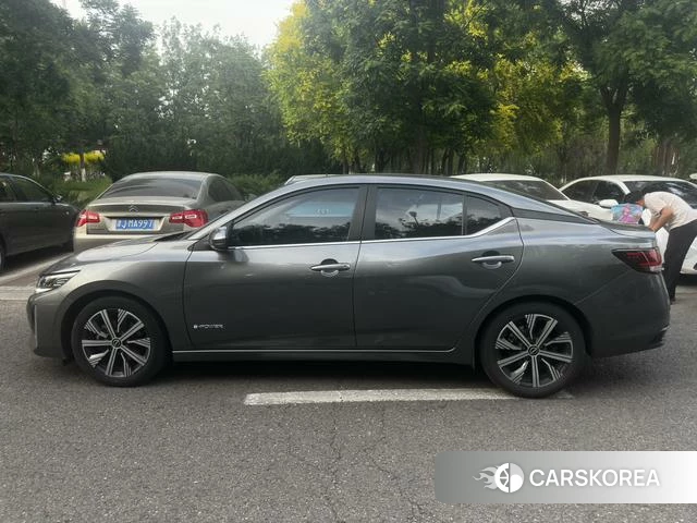 Nissan Xuan Yi 2023 Серебристо-серый из Китая