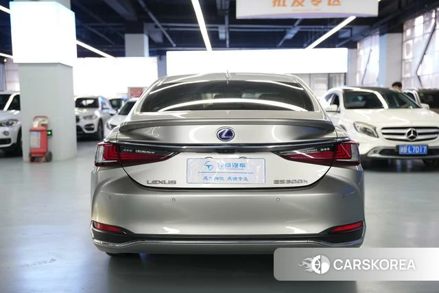 Lexus ES 2020 Серебристо-серый из Китая