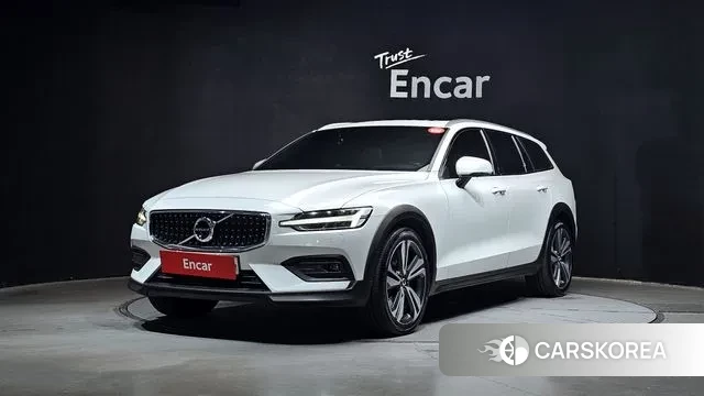 Volvo V60 Cross-Country 2nd Generation 2019 Белый из Кореи