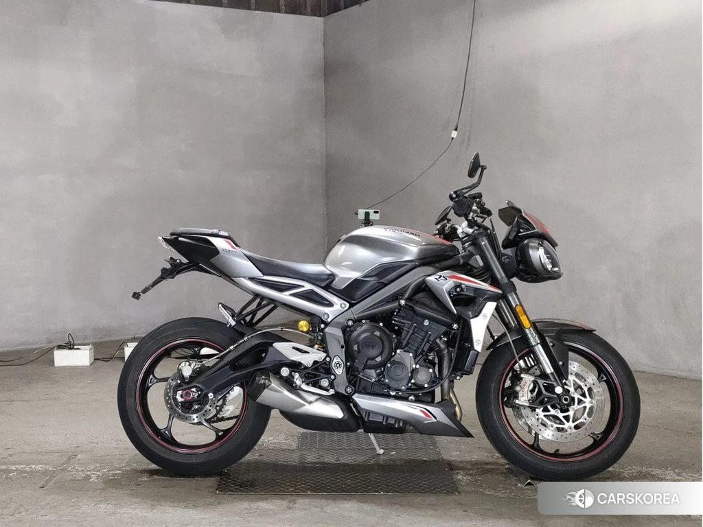 Проданный Triumph STREET TRIPLE 765 RS 2021 из Японии