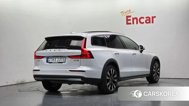 Volvo V60 Cross-Country 2nd Generation 2025 Белый из Кореи