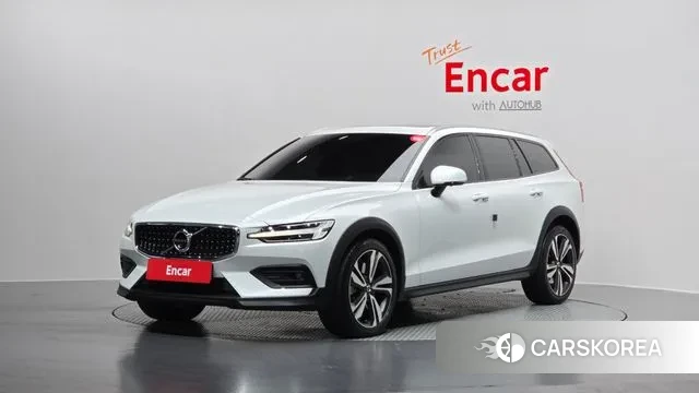 Volvo V60 Cross-Country 2nd Generation 2020 Белый из Кореи
