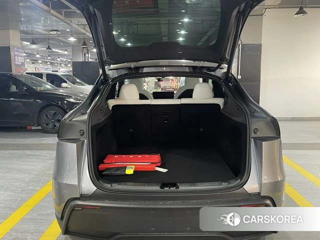 Tesla Model Y 2026 Серебристо-серый из Китая