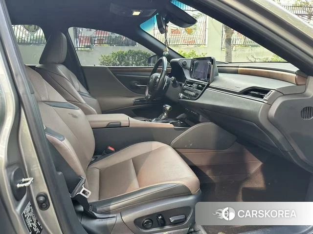 Lexus ES 2024 Серебристо-серый из Китая