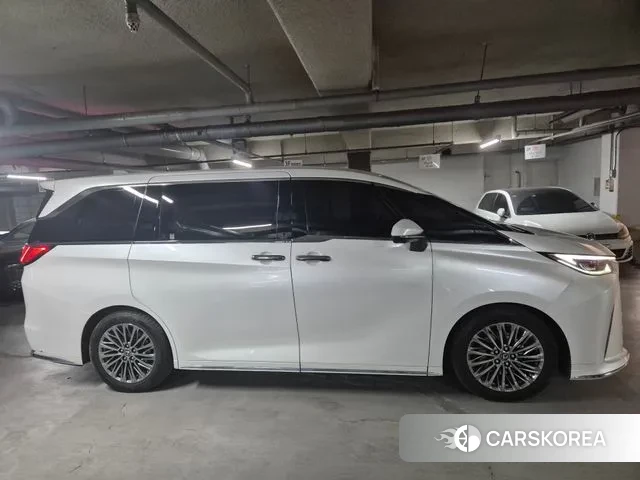 Lexus LM Second Generation 2024 Белый из Кореи